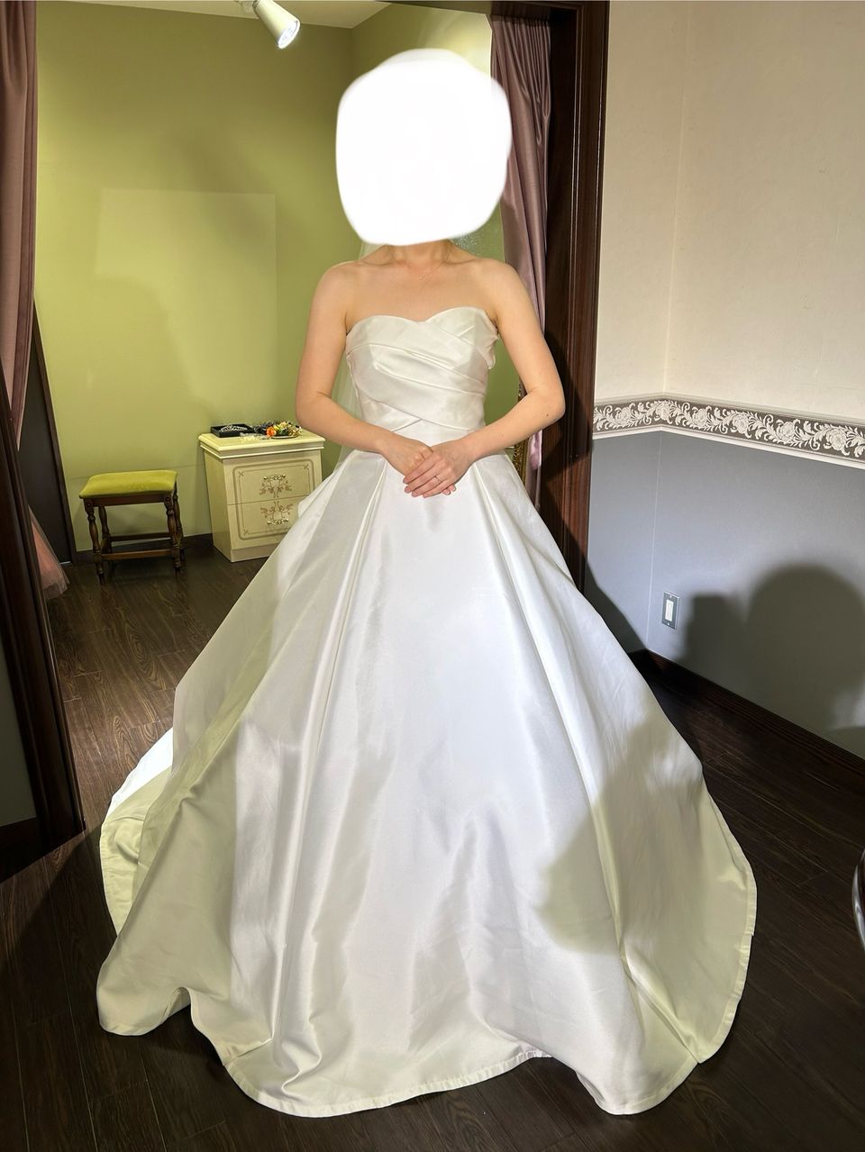 高級感のあるドレス。サタン生地でシンプルなデザイン。