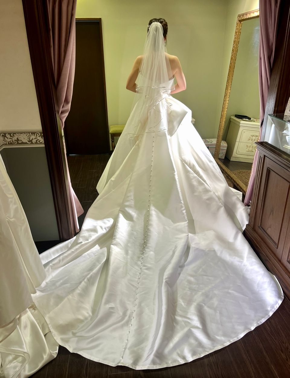 高級感のあるドレス。サタン生地でシンプルなデザイン。