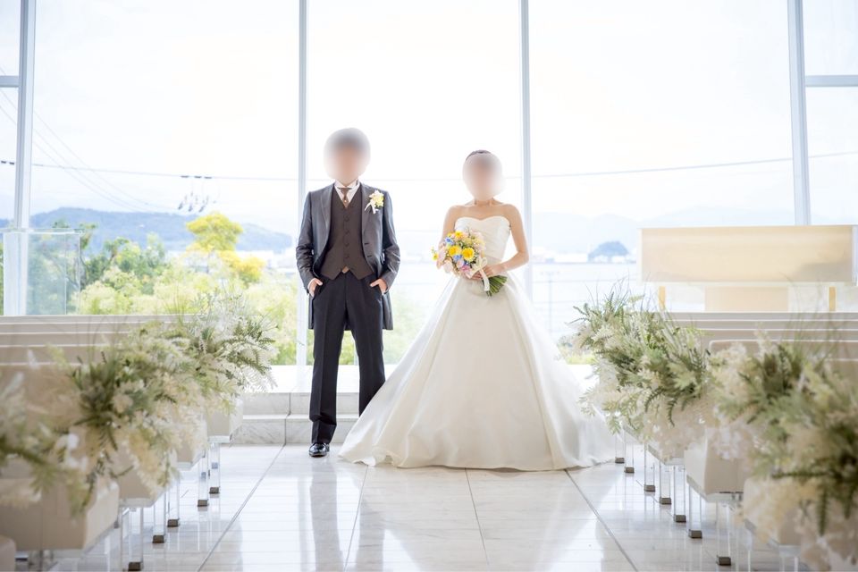 高級感のあるドレス。サタン生地でシンプルなデザイン。