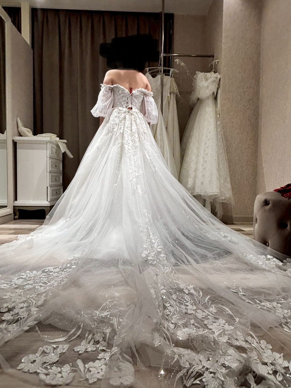 トレーンが長くて胸元のお花がかわいいドレス