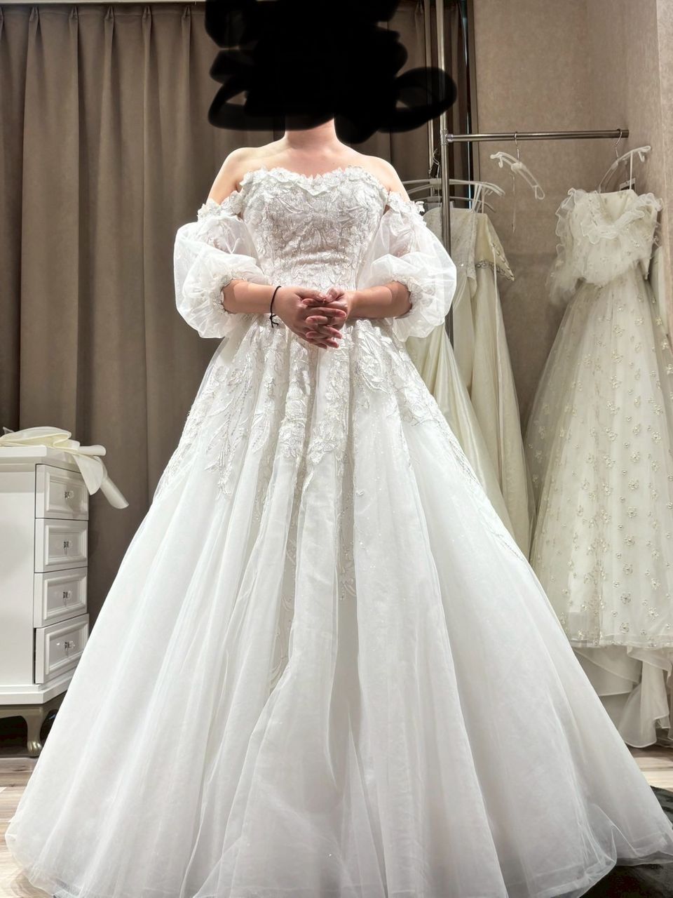 トレーンが長くて胸元のお花がかわいいドレス