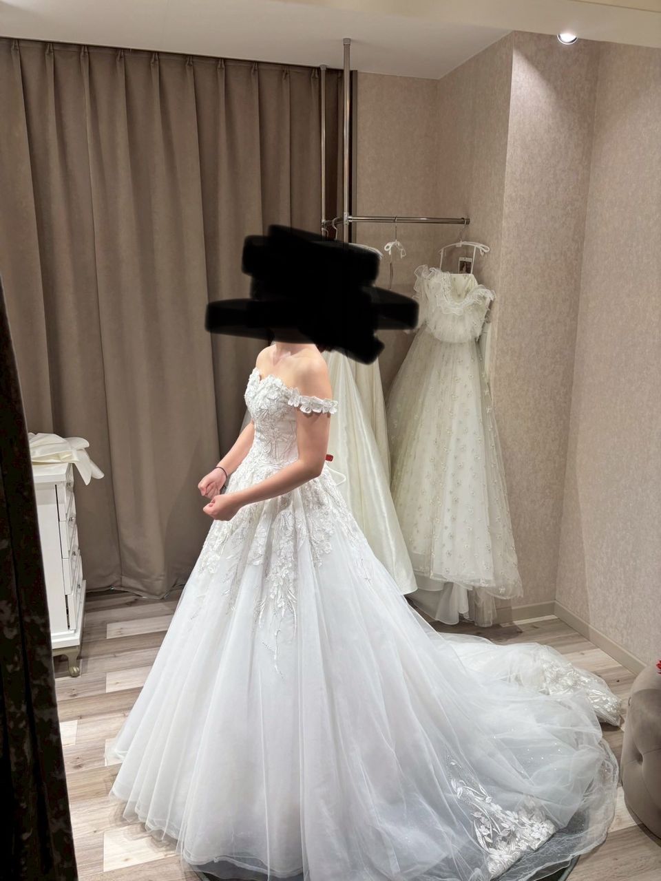 トレーンが長くて胸元のお花がかわいいドレス