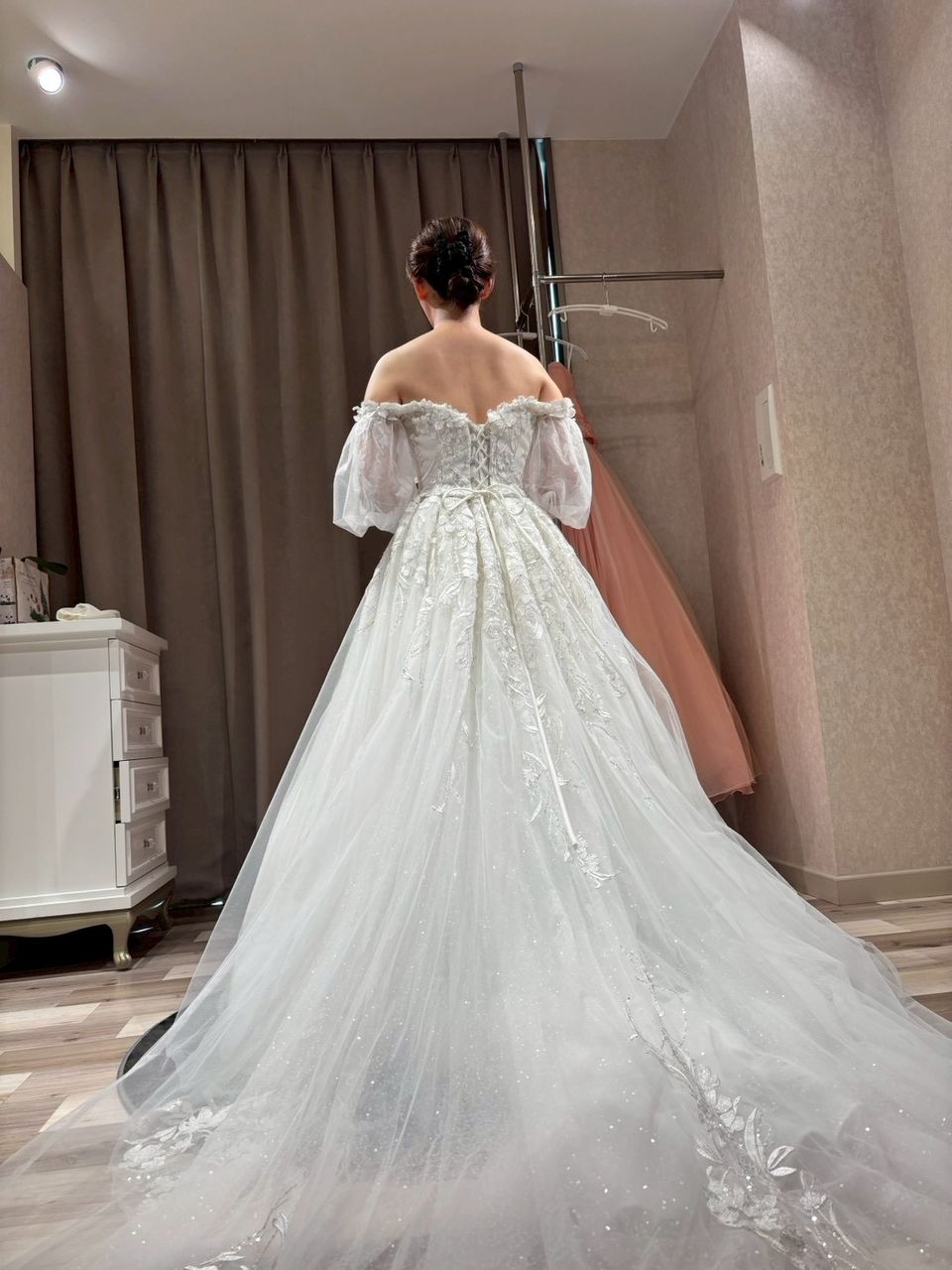 トレーンが長くて胸元のお花がかわいいドレス