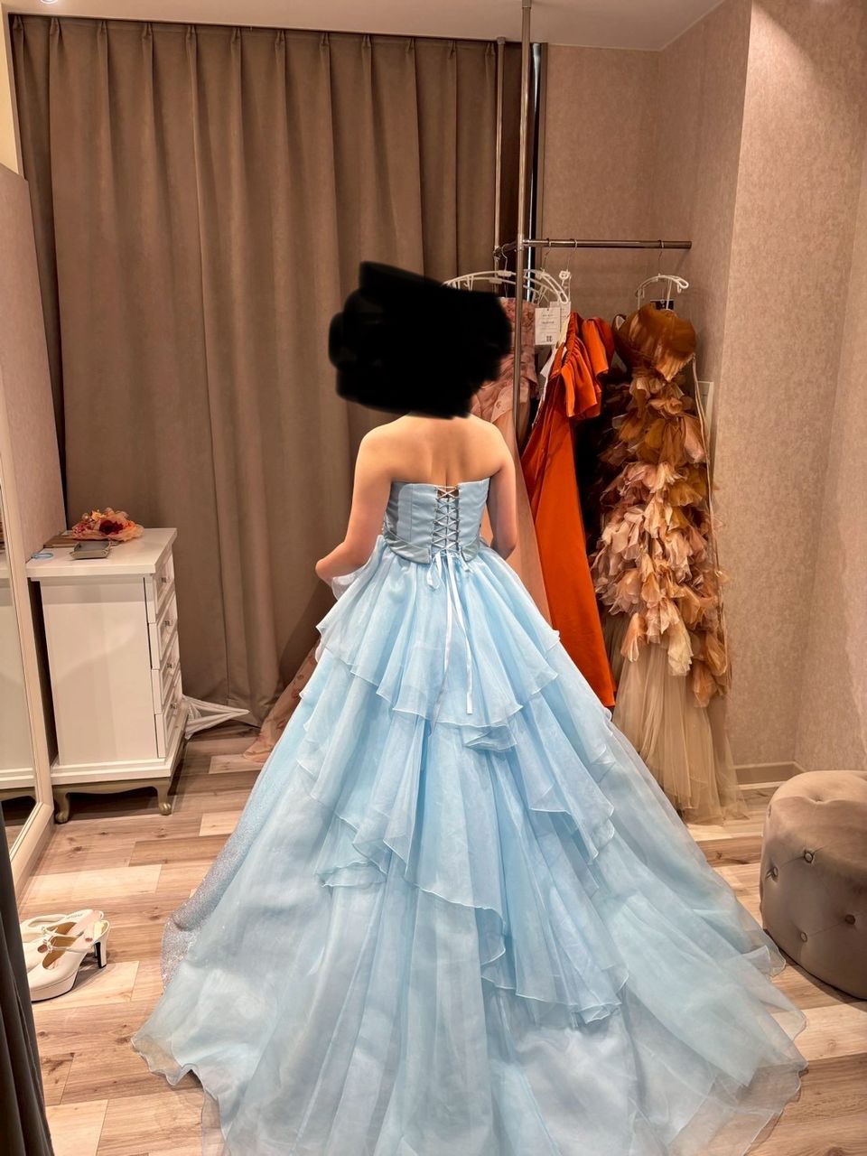 フリルがキュートなドレス