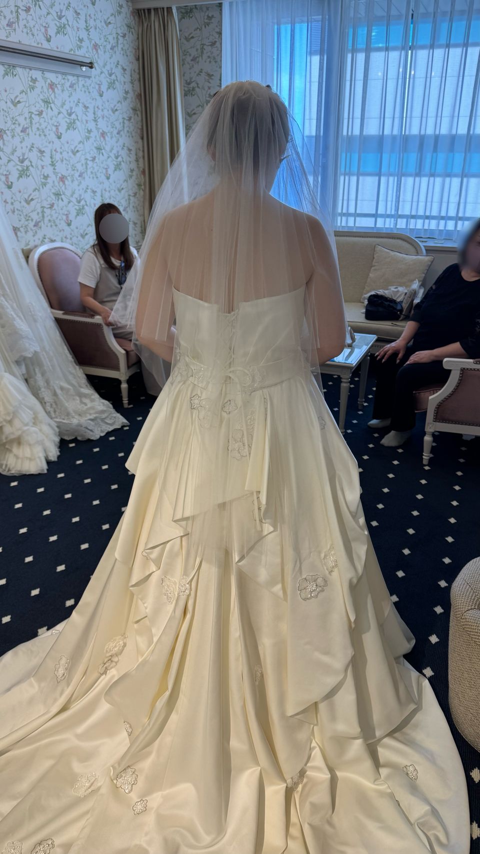 二層になっていて高級感のあるドレス