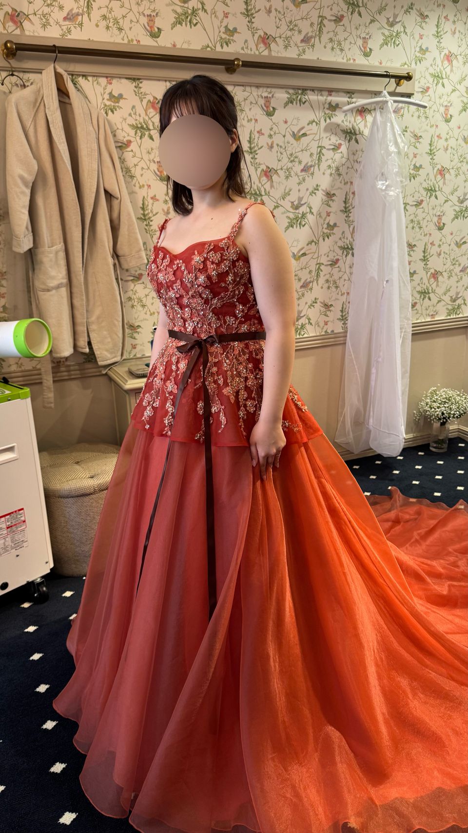 明るく華やかな秋ドレス