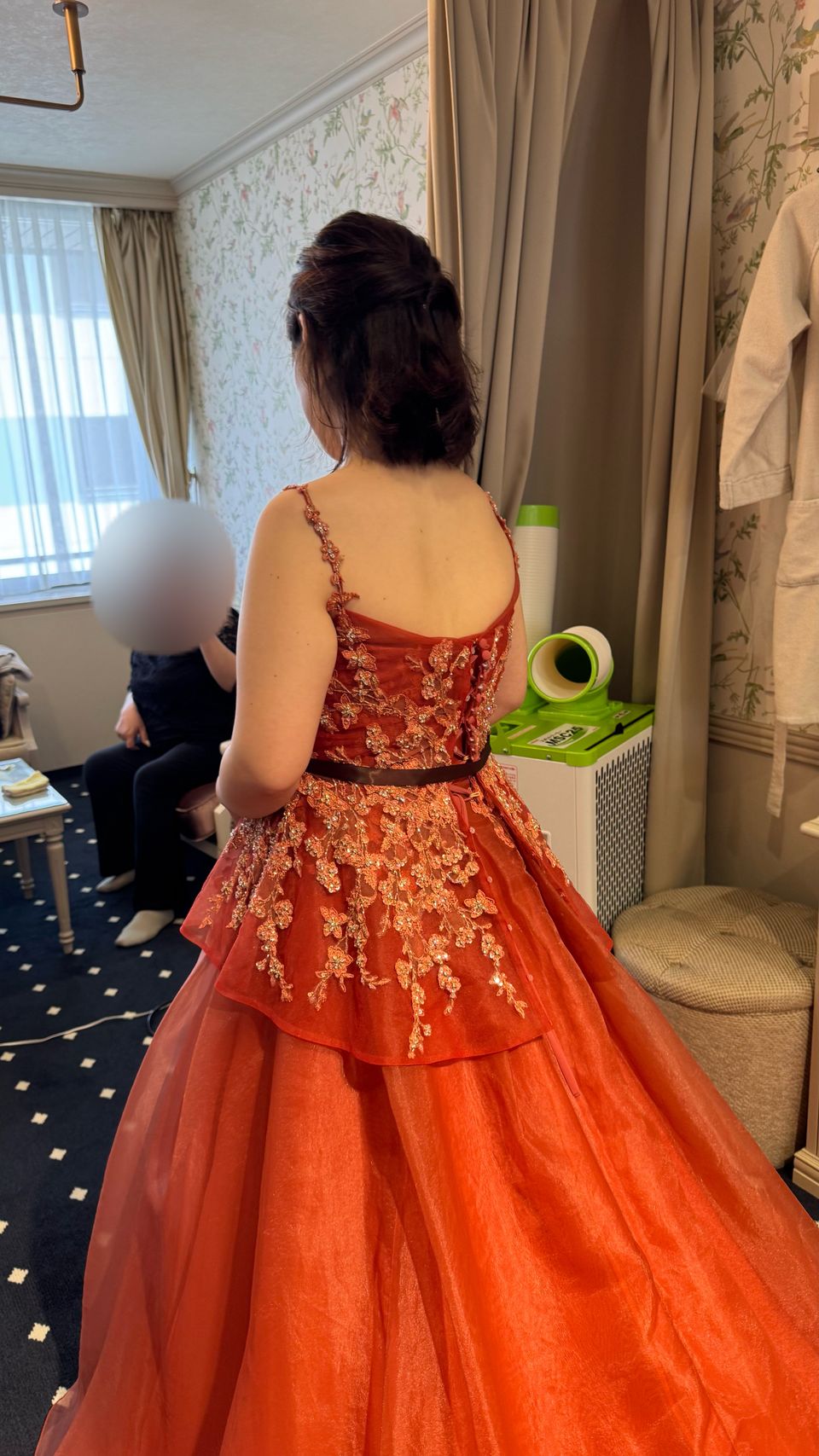 明るく華やかな秋ドレス