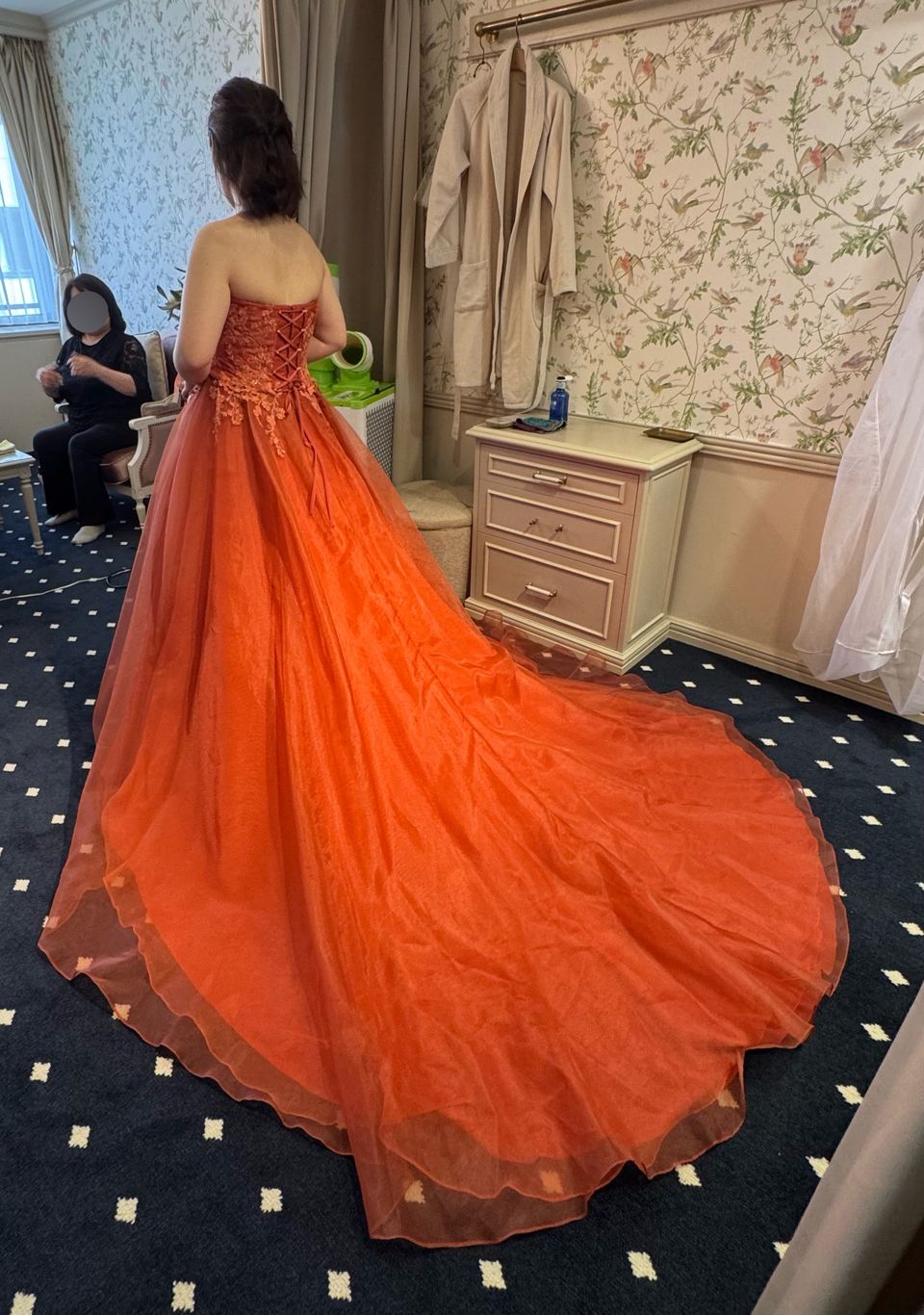 明るく華やかな秋ドレス