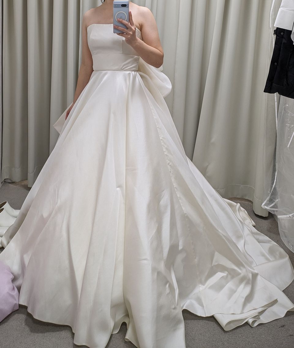 バックコンシャスな大人っぽいドレス