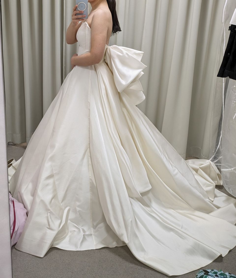 バックコンシャスな大人っぽいドレス