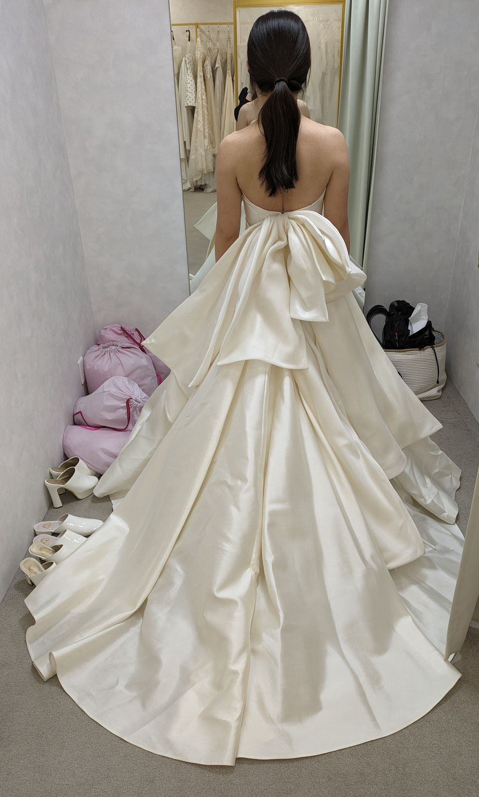 バックコンシャスな大人っぽいドレス