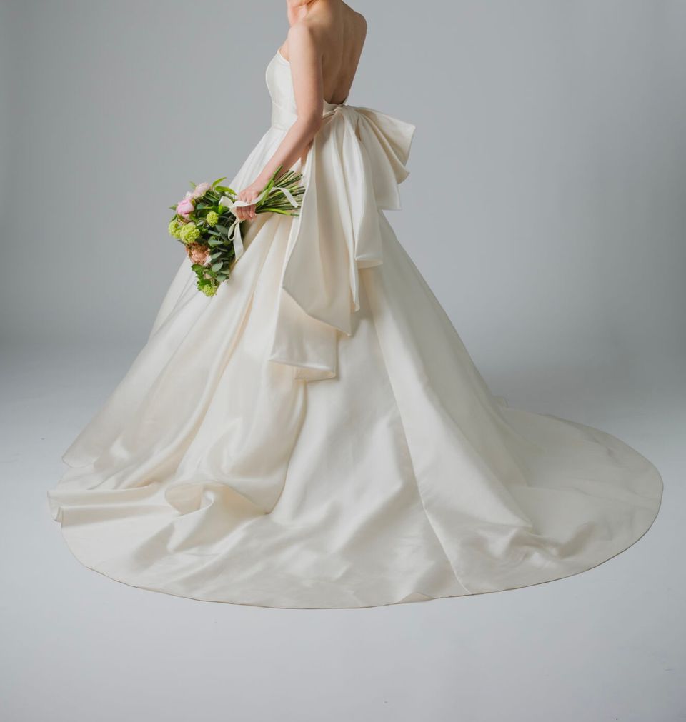 バックコンシャスな大人っぽいドレス