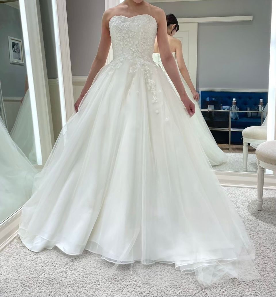 披露宴で雰囲気も変わる2wayドレス。腰周りに花柄が散りばめられている