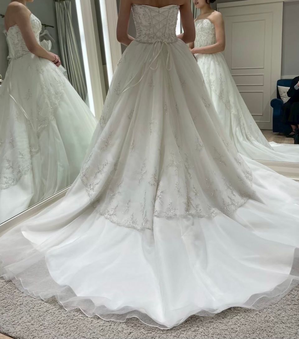 後ろ姿がきらびやかなドレス