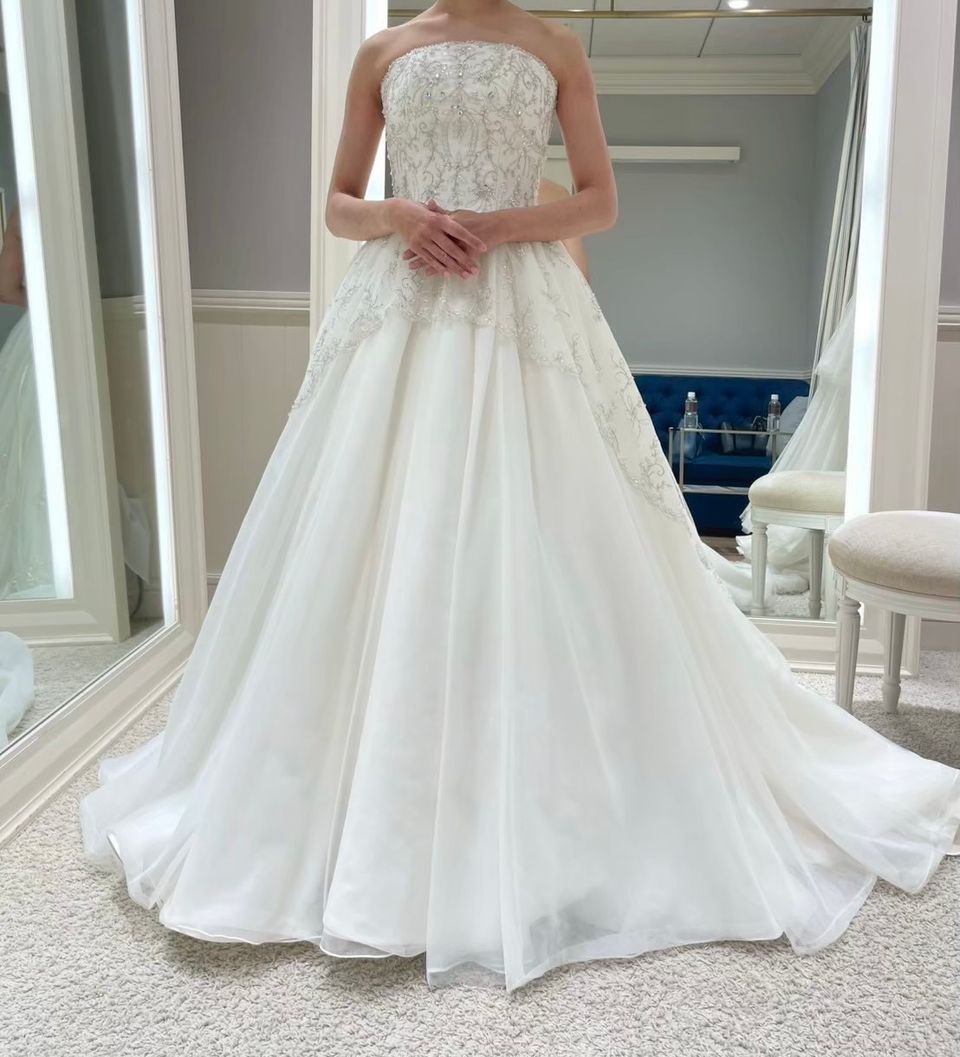 後ろ姿がきらびやかなドレス