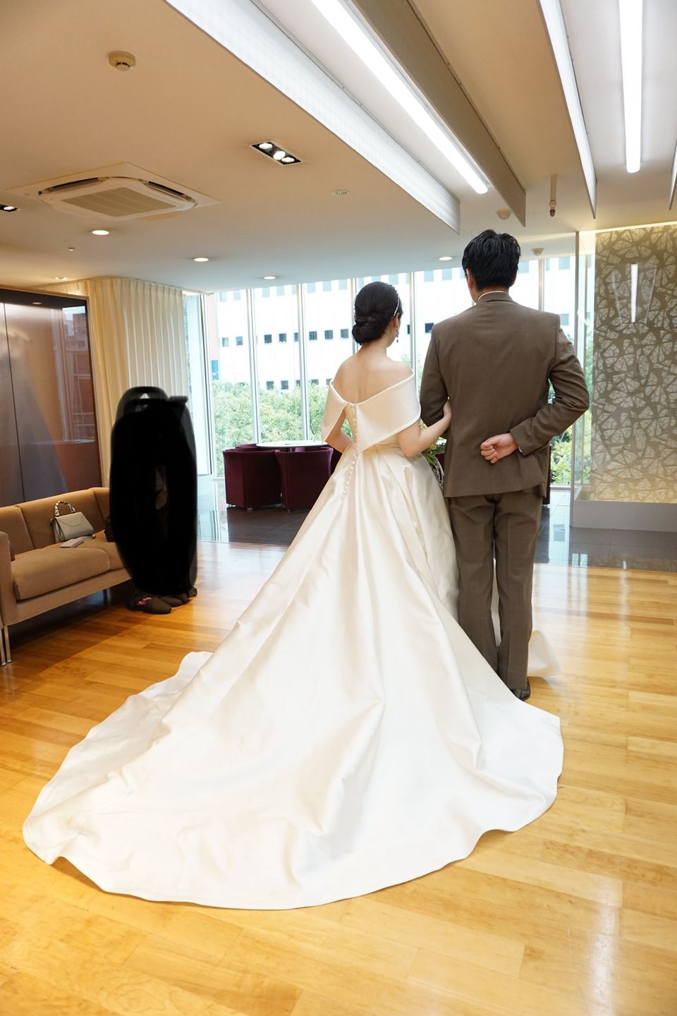 凛とした気品が漂う、サテンのオフショルクラシカルドレス