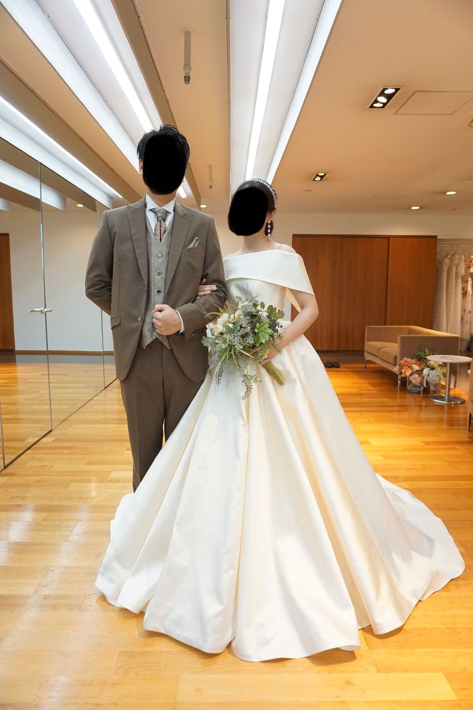 凛とした気品が漂う、サテンのオフショルクラシカルドレス