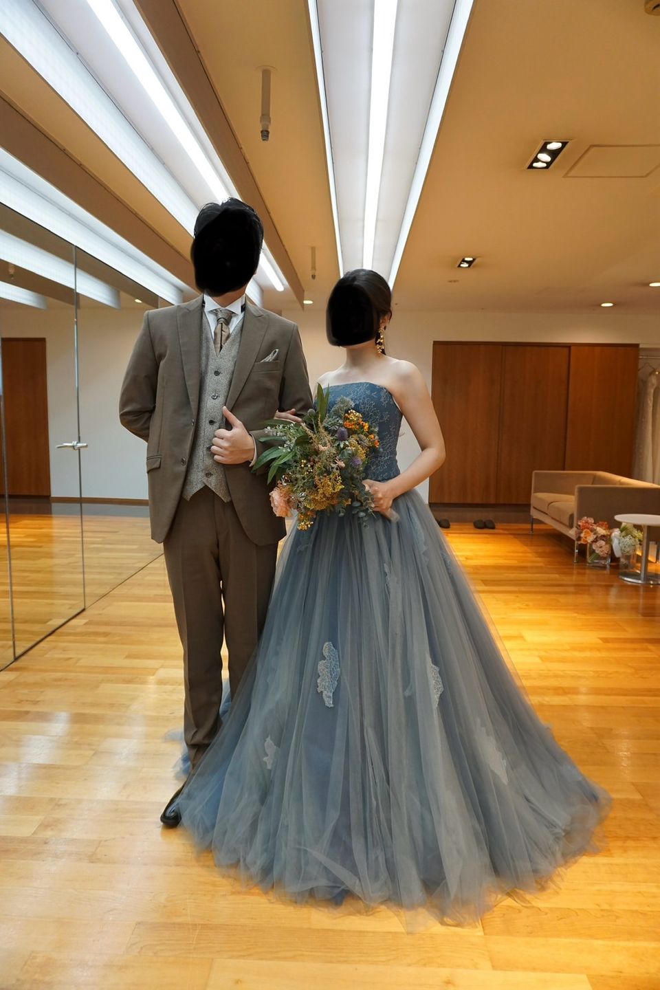 深みのあるブルーが上品に映える大人エレガントドレス