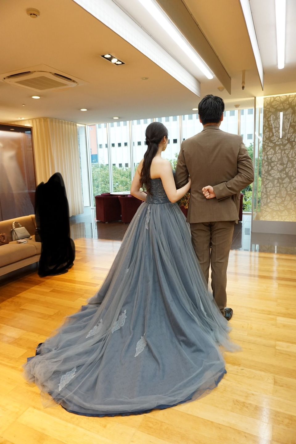 深みのあるブルーが上品に映える大人エレガントドレス