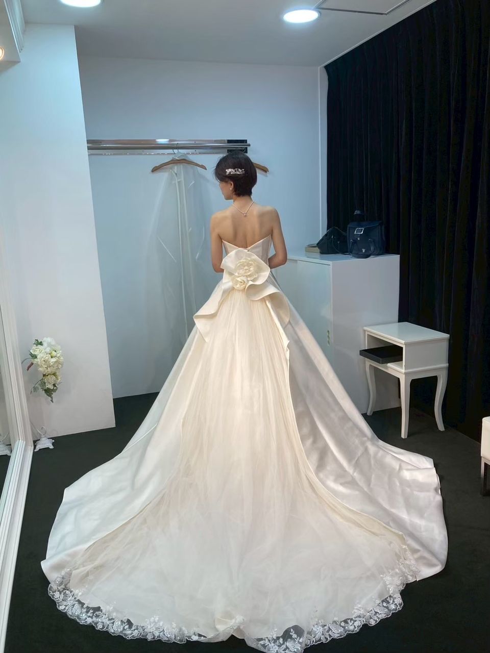 個性的なフリルが印象的