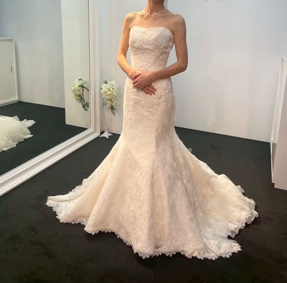 裾のレースが印象的