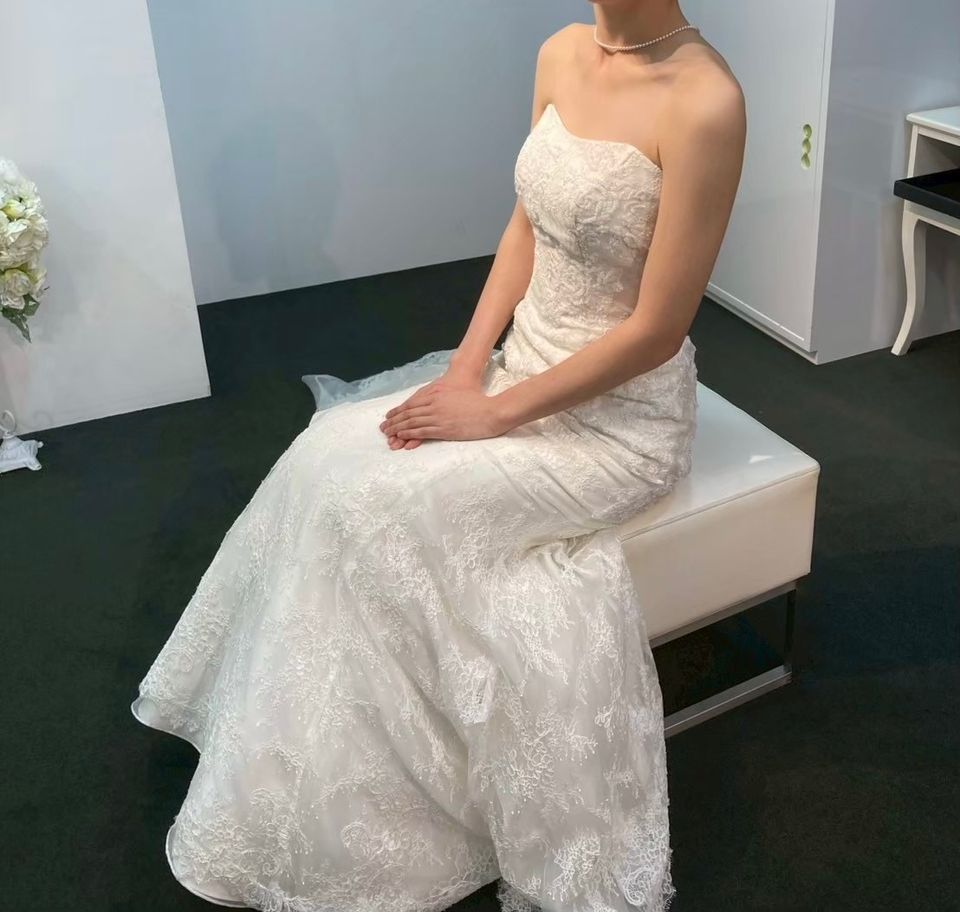 裾のレースが印象的