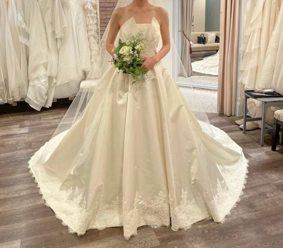 クラシカルながら個性もあるドレス