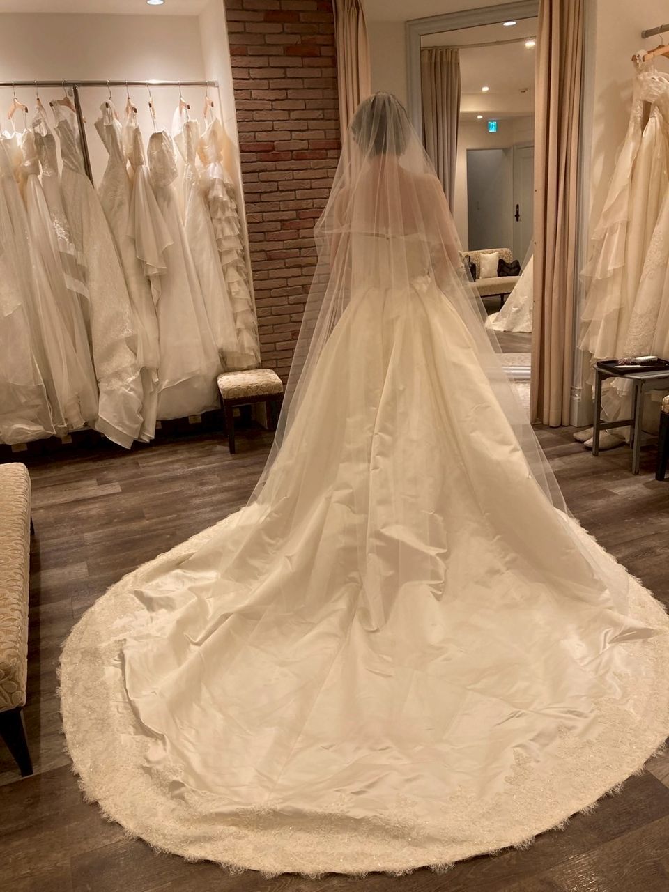 クラシカルながら個性もあるドレス