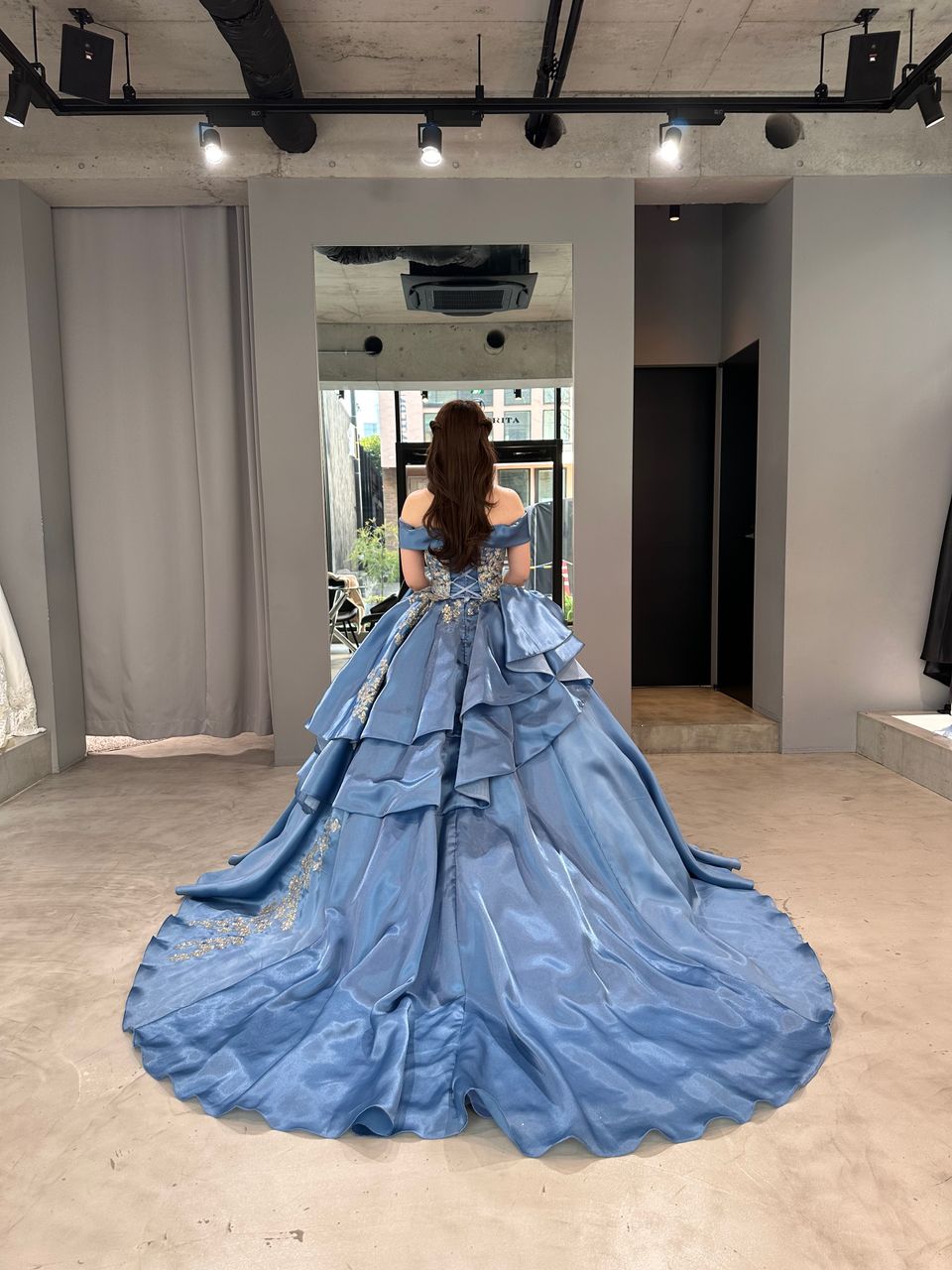 サテンたっぷりシンデレラドレス