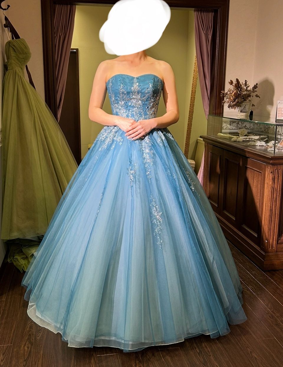 ブルーグリーンが綺麗なキラキラドレス