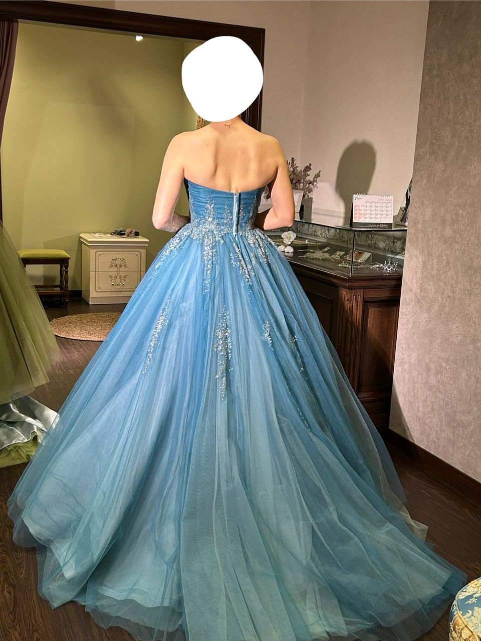 ブルーグリーンが綺麗なキラキラドレス