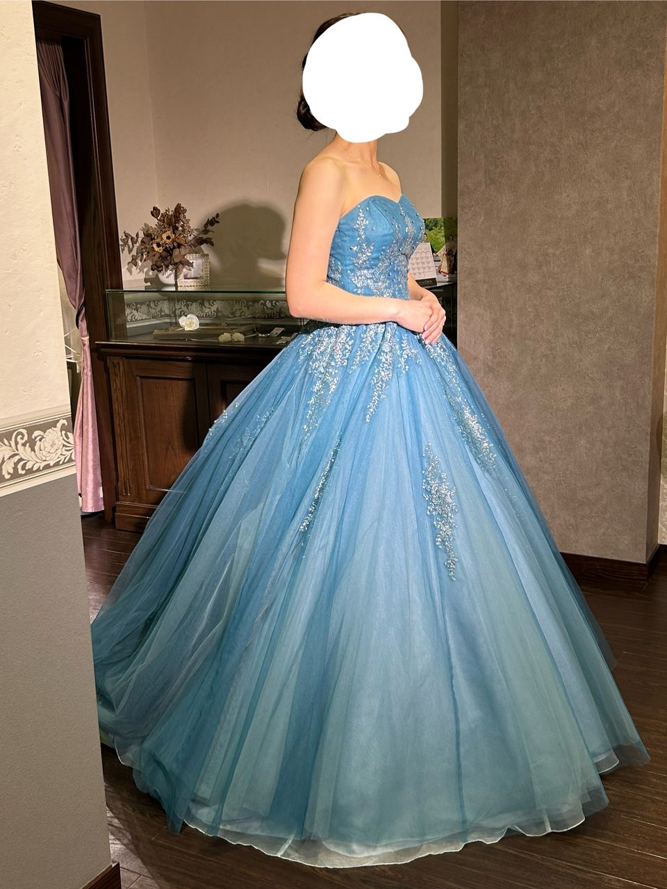 ブルーグリーンが綺麗なキラキラドレス