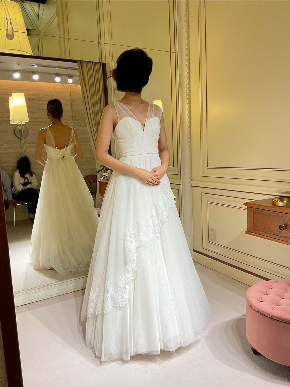 落ち着いた雰囲気のシンプルドレス