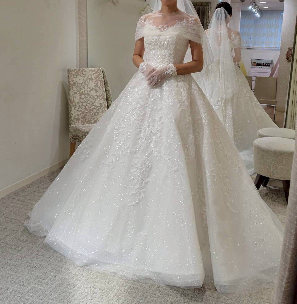 キラキラのビジューがふんだんに使われているドレス