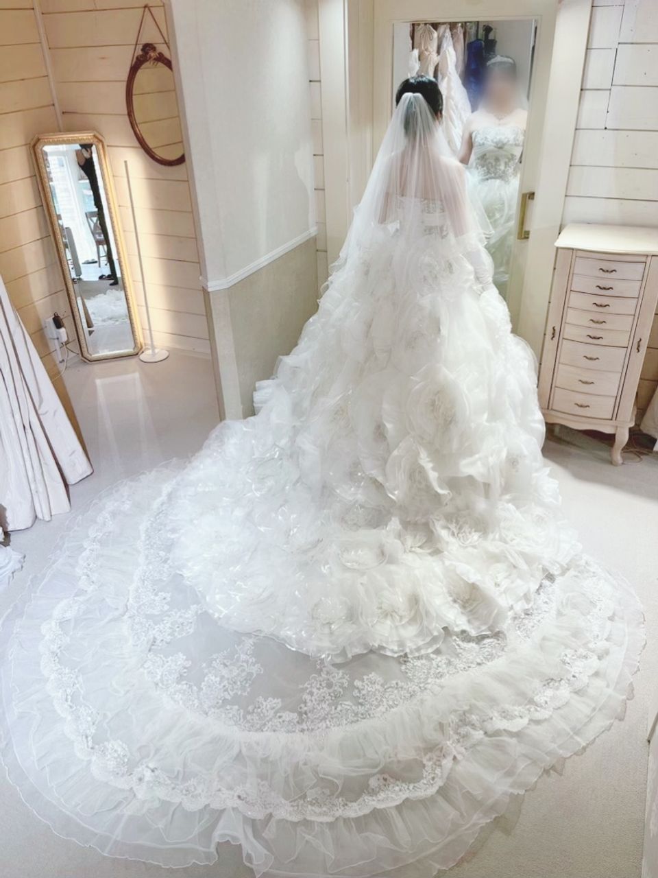 バラのチュールスカートが魅力のドレス