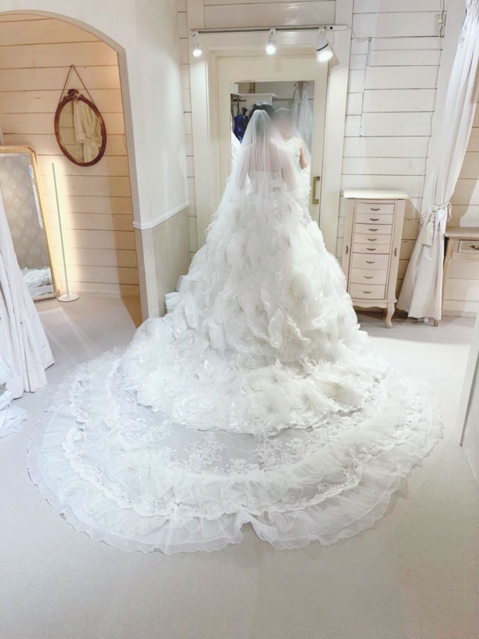 バラのチュールスカートが魅力のドレス