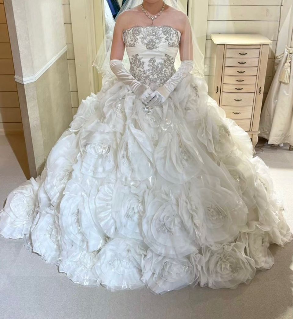 バラのチュールスカートが魅力のドレス