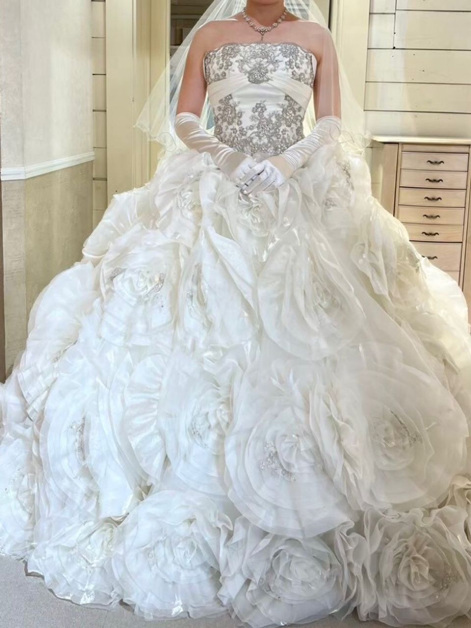 バラのチュールスカートが魅力のドレス