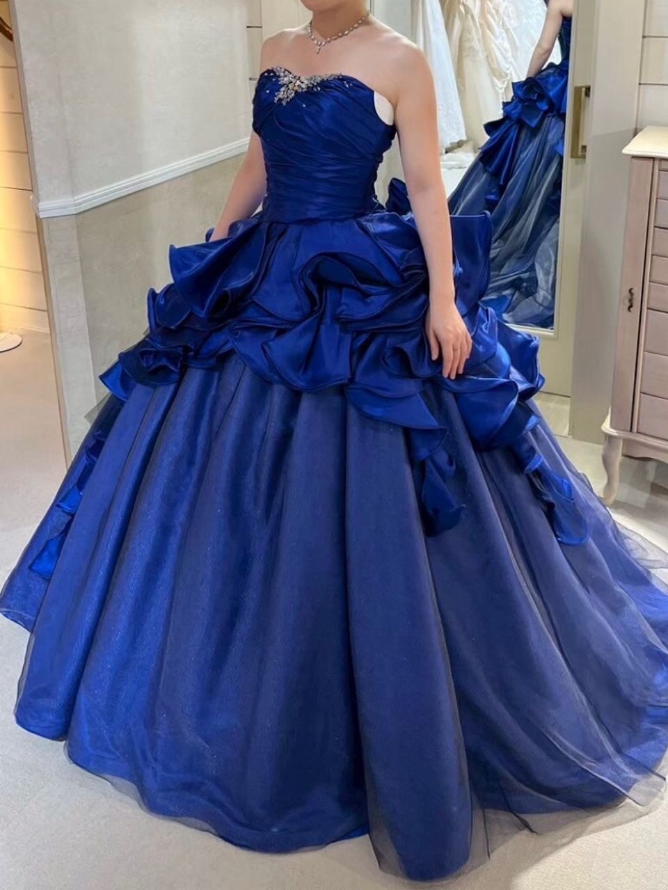 ブルーの色合いが美しいドレス