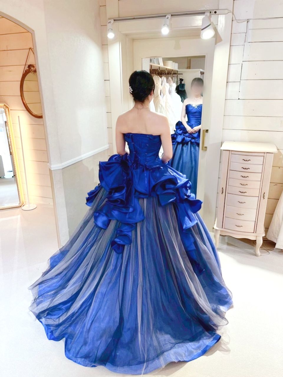 ブルーの色合いが美しいドレス