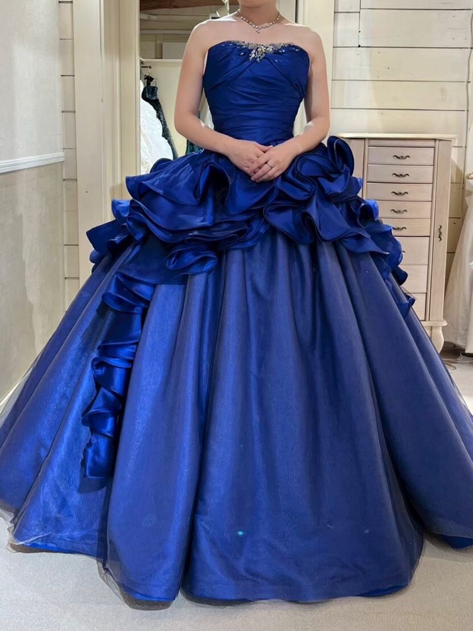 ブルーの色合いが美しいドレス