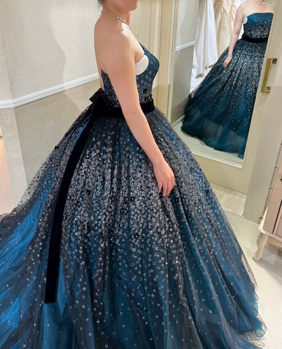 華やかさと大人の落ち着きが絶妙なドレス