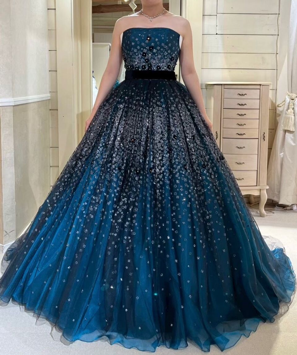 華やかさと大人の落ち着きが絶妙なドレス