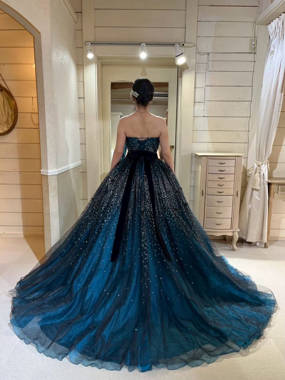 華やかさと大人の落ち着きが絶妙なドレス