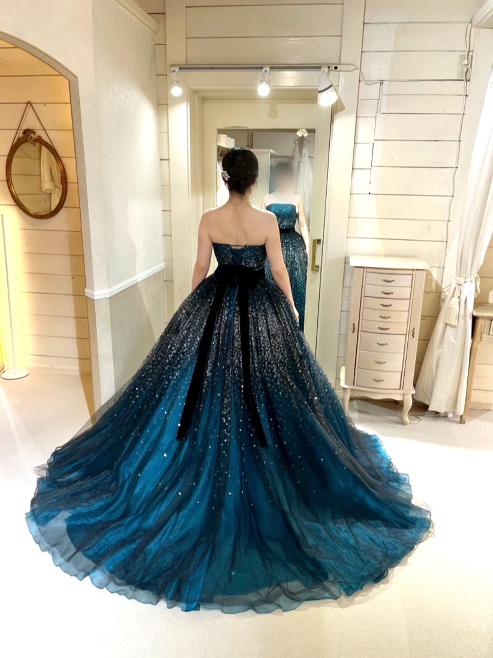 華やかさと大人の落ち着きが絶妙なドレス