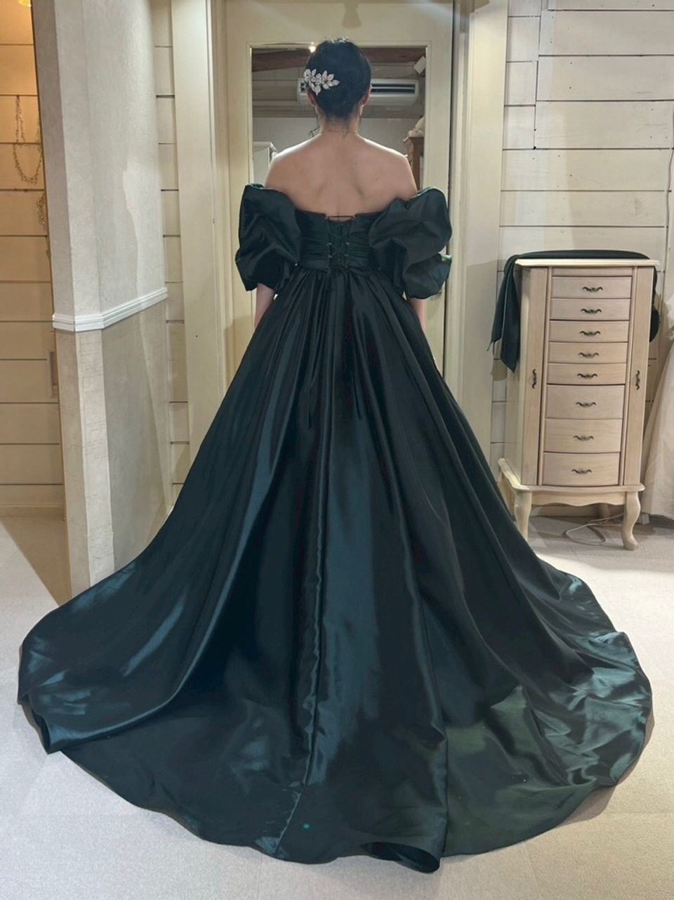 シンプルながら女性らしい上品なドレス