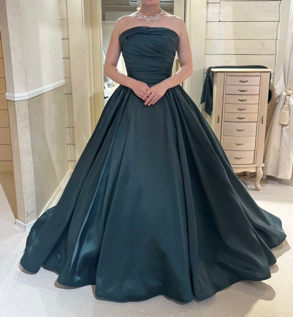 シンプルながら女性らしい上品なドレス