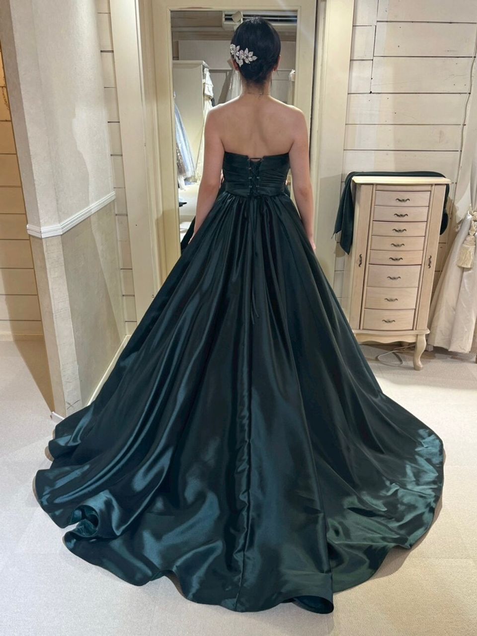 シンプルながら女性らしい上品なドレス