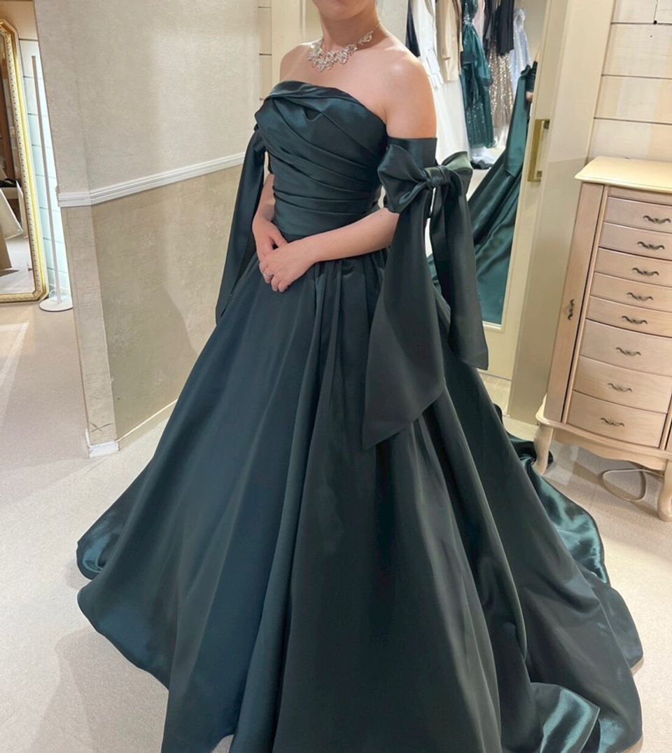 シンプルながら女性らしい上品なドレス