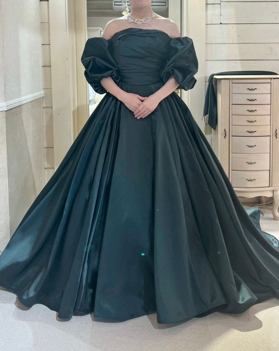 シンプルながら女性らしい上品なドレス